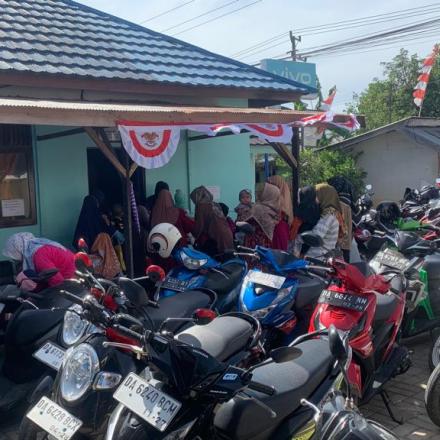 Warga Desa Mataraman Ramai serbu acara Posyandu yang diadakan Pemerintah Desa Bersama Bidan Desa